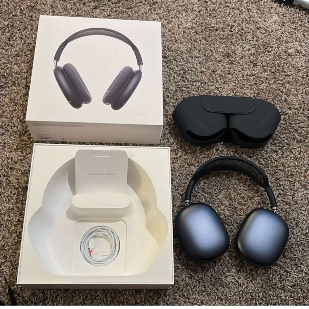 Apple AirPods Max in Space Gray